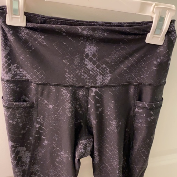 Old Navy Size XS Active Leggings. New Condition. Has pockets. - Picture 2 of 5